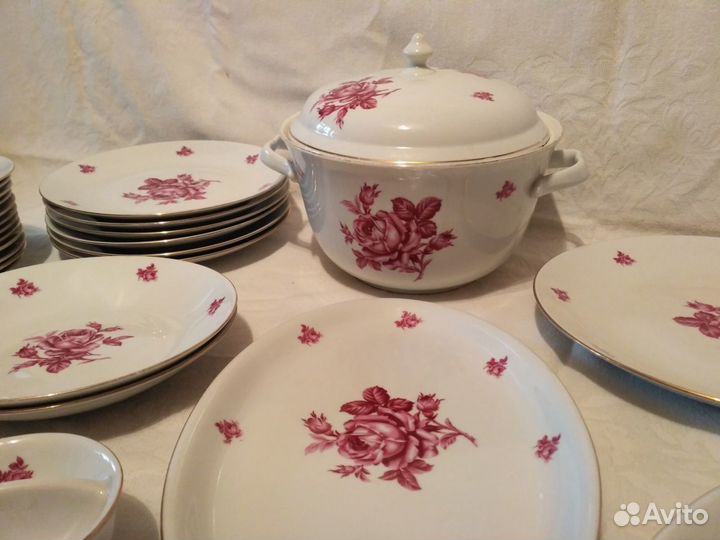 Сервиз столовый и чайный,фарфоровый, 