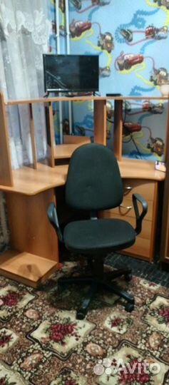 Компьютерное кресло,совместно со столом