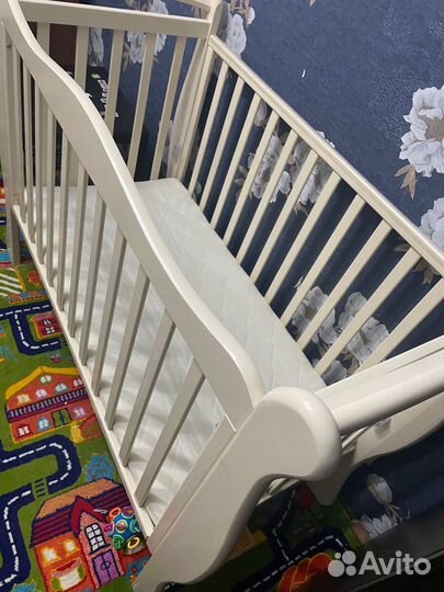 Кровать детская с маятником