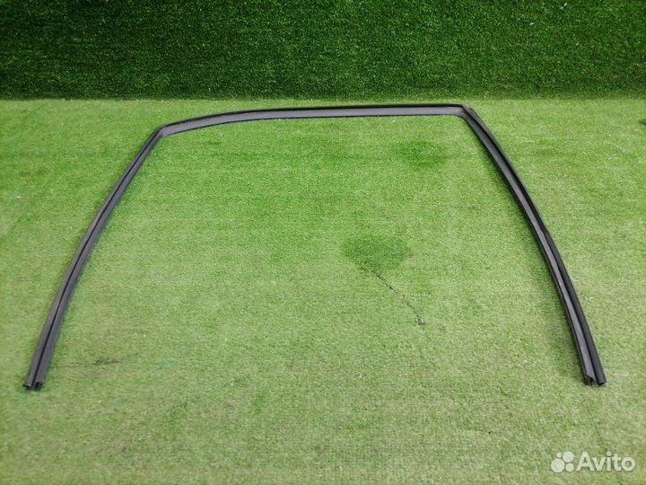 Уплотнитель стекла двери задний правый Toyota