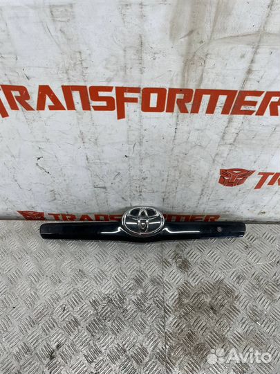 Накладка крышки багажника Тойота Камри XV40