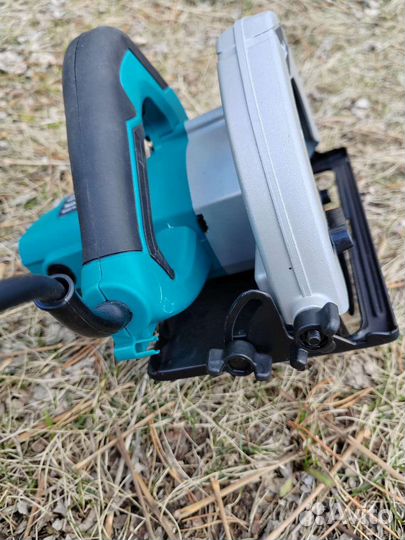 Циркулярная пила Makita 1050W 185мм
