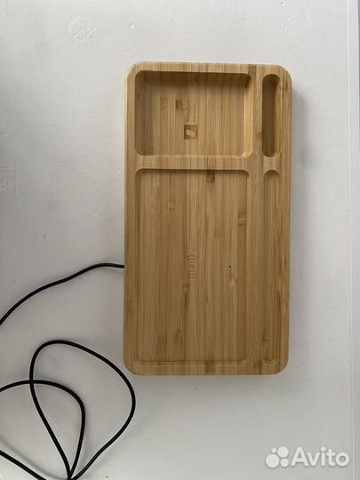 Док станция с безпроводной зарядкой