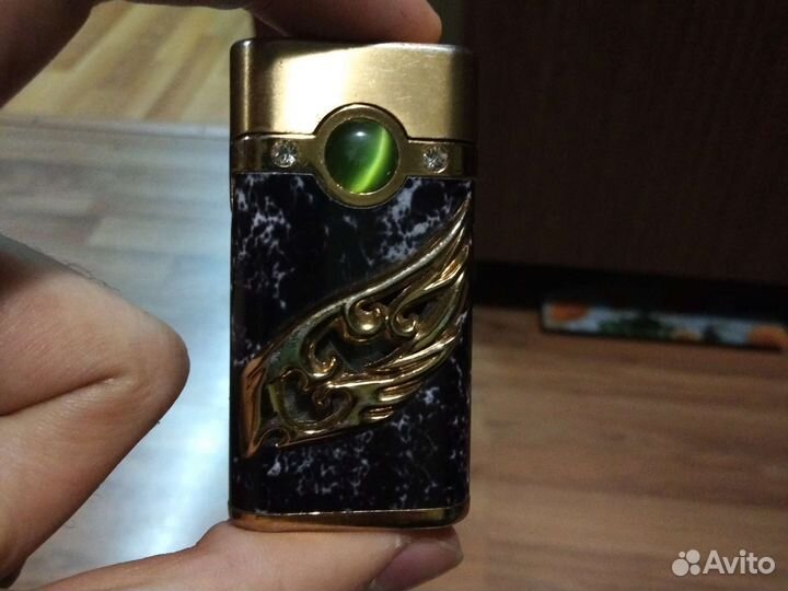 Зажигалка с зеленым камнем