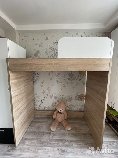 Двухъярусная кровать домик с лестницей комод