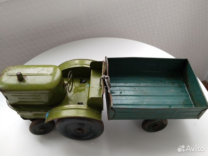 Зелёный трактор с тележкой СССР