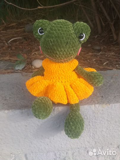 Лягушка плюшевая вязаная