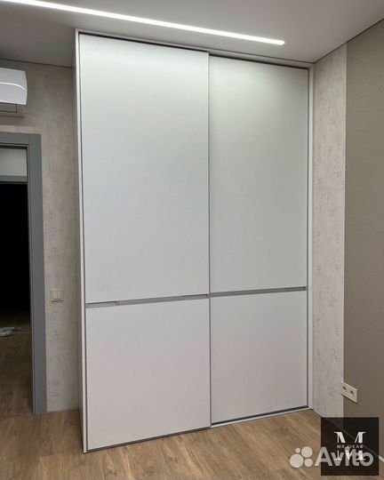 Шкаф-купе с зеркалом