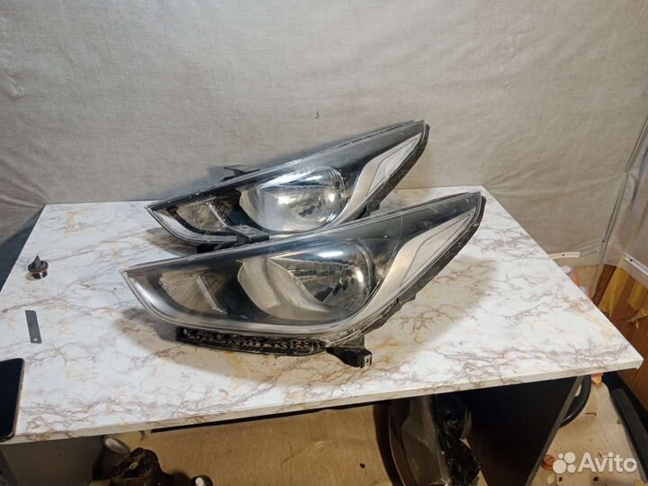 Передняя правая и левая фара Hyundai Solaris 2