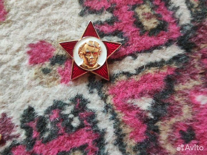 Значок октябренка