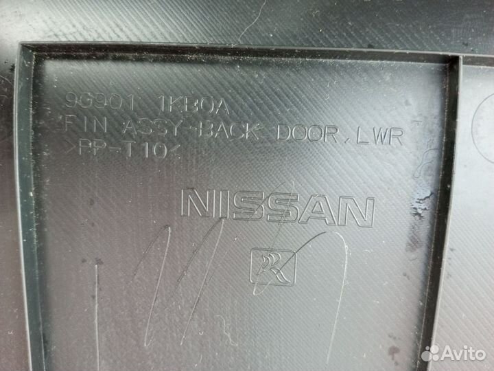 Обшивка двери багажника нижняя Nissan Juke F15