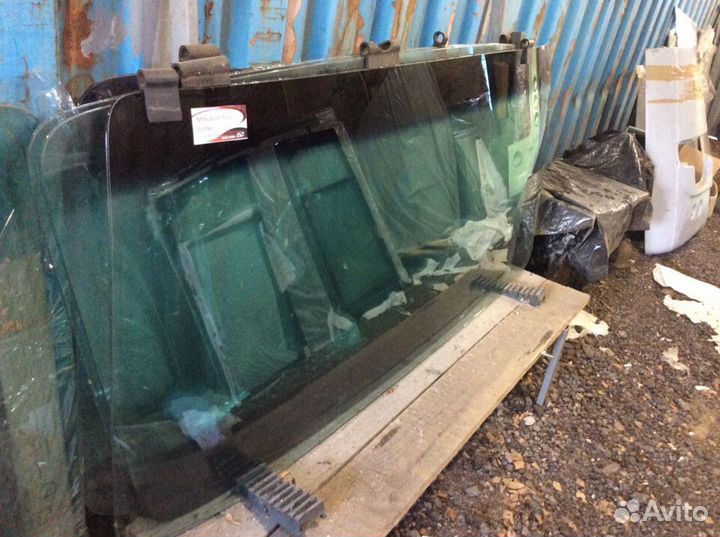 Стекло лобовое Mitsubishi Fuso Canter e3 e4 2010