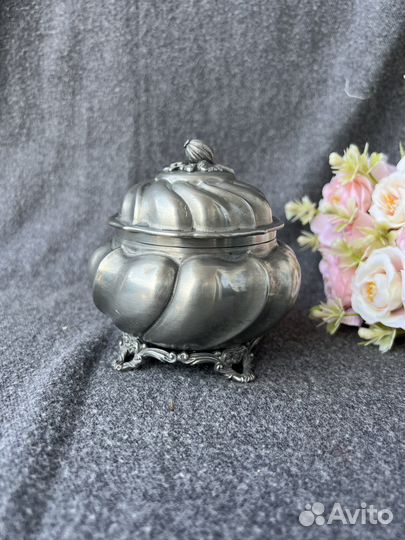Шкатулка, сахарница, вазочка с крышкой из олова