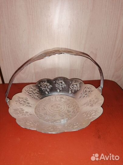 Металлическая конфетница