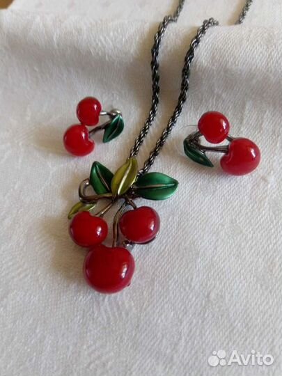 Серьги с кулоном на цепочке Вишенки