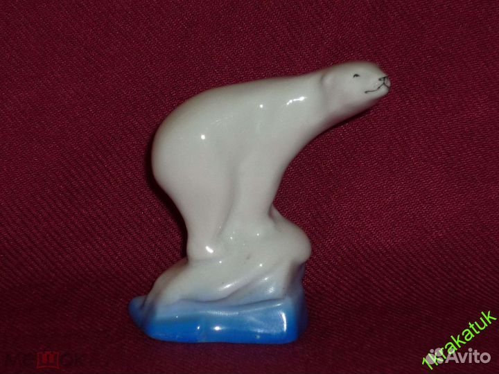 Полярный белый медведь на льдине лфз