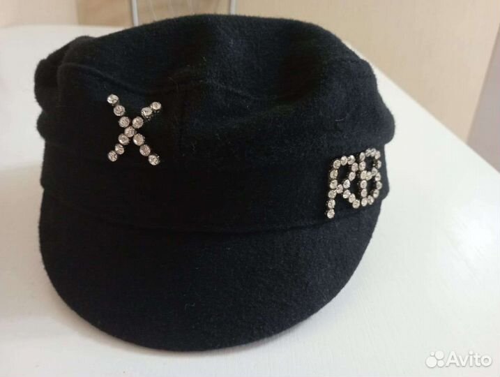 Кепка женская со сверкающими стразами