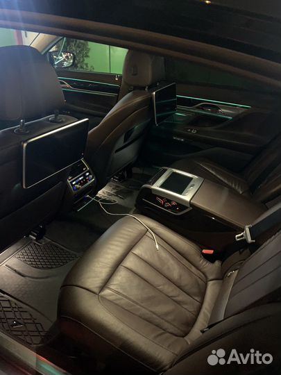 Водитель на премиальном автомобиле BMW 7 series