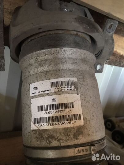 Пневмостойка правая задняя touareg