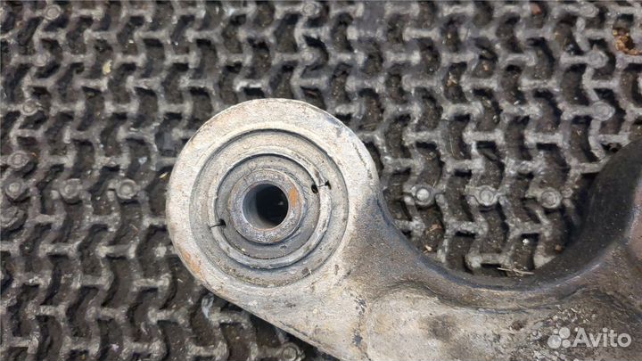 Рычаг подвески Mitsubishi Pajero, 1992