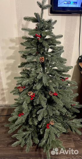 Елка искусственная новогодняя с ягодами и шишками