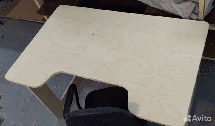 Компьютерный стол из дерева