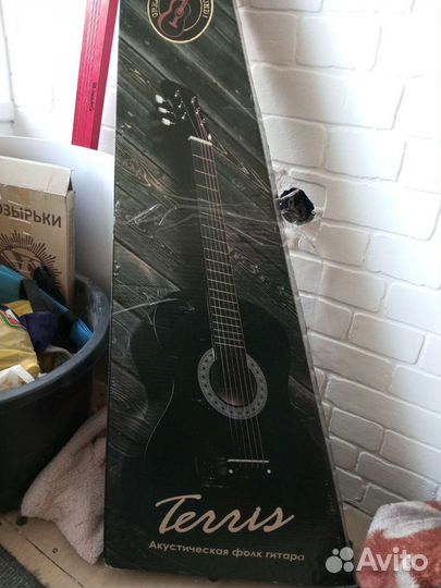 Играть на гитаре