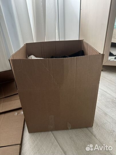 Коробка с разными вещами одеждв и сладости