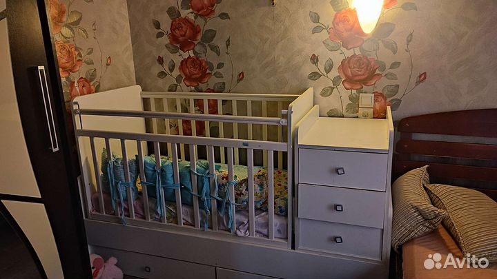 Детская кроватка и пеленальный комод