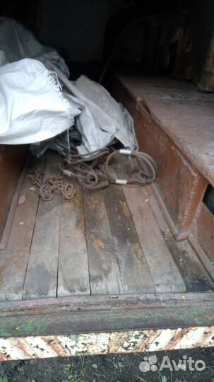 Будка с металлоломом