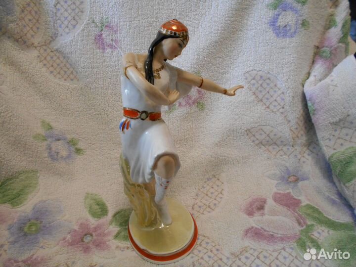 Статуэтка фарфор