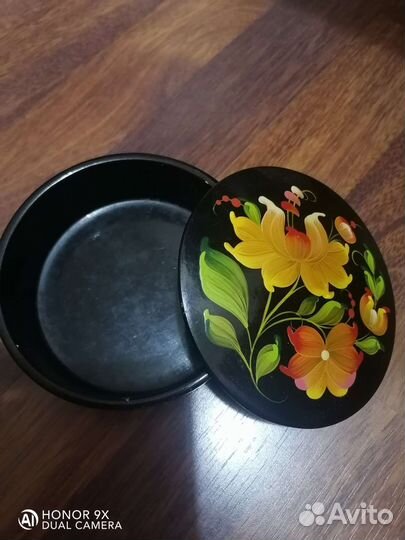 Деревянная шкатулка