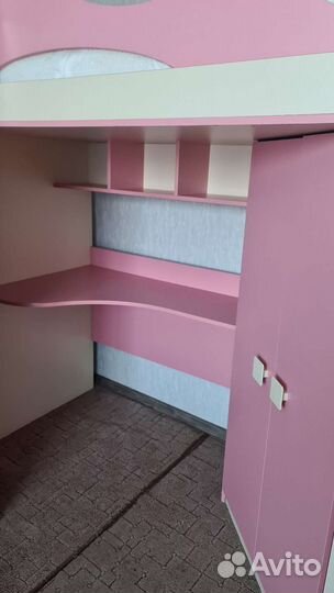 Детская кровать чердак со столом и шкафом