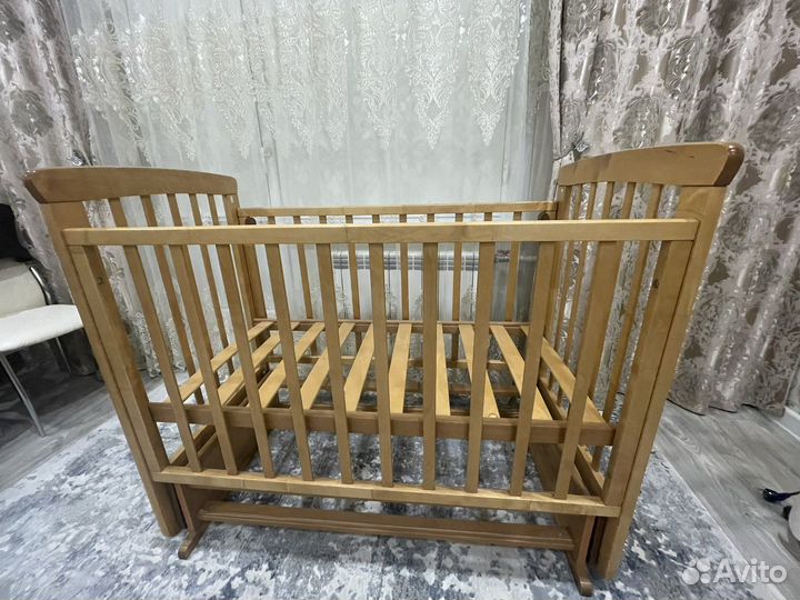 Детская кроватка с регулируемым маятником