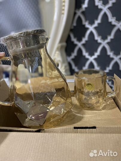 Кувшин со стаканами