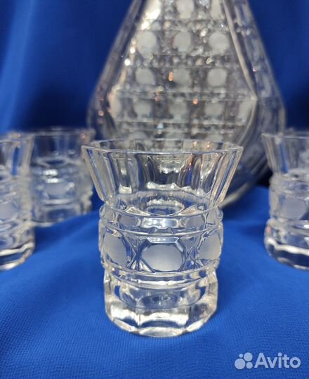 Хрустальный графин со стопками