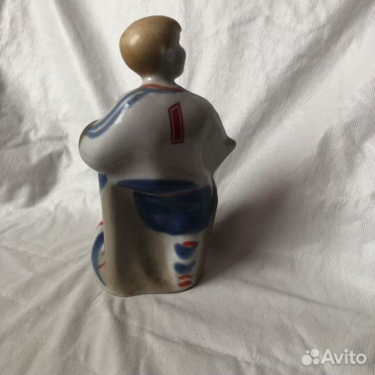 Статуэтка фарфор