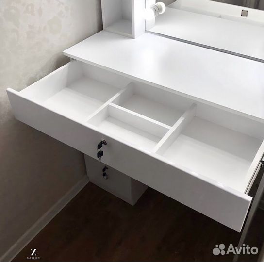 Туалетный столик визажиста с гримёрным зеркалом