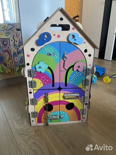 Игрушка Домик бизиборд