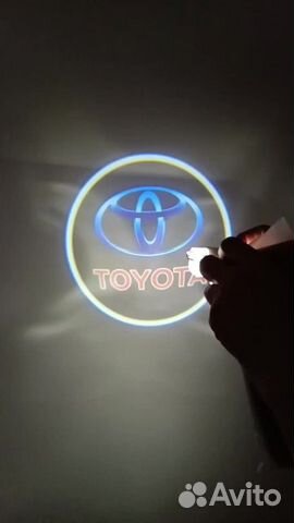 Лазерная проекция в двери Тойота. 2 плафона