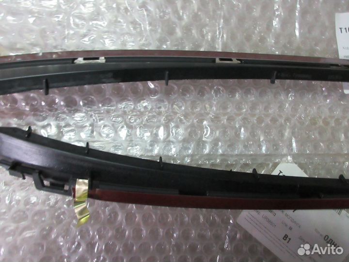 Держатель молдинга лобового стекла Ford Focus 3