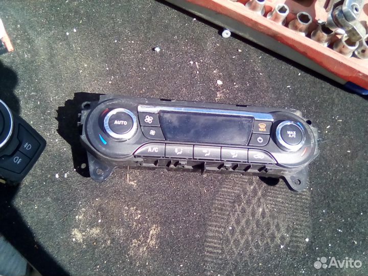Консоль управления печки Ford Focus 3.2013 года