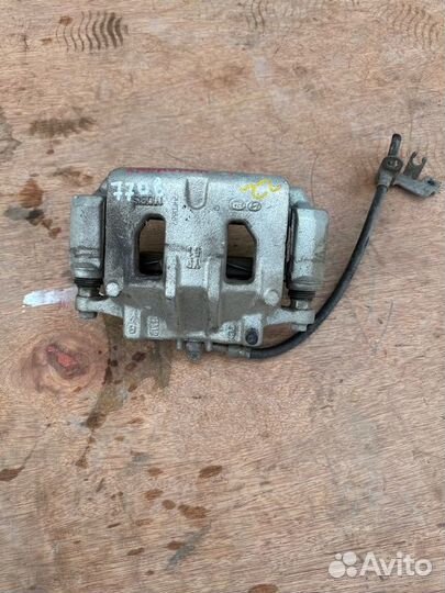 Суппорт тормозной передний правый Kia Carnival 3