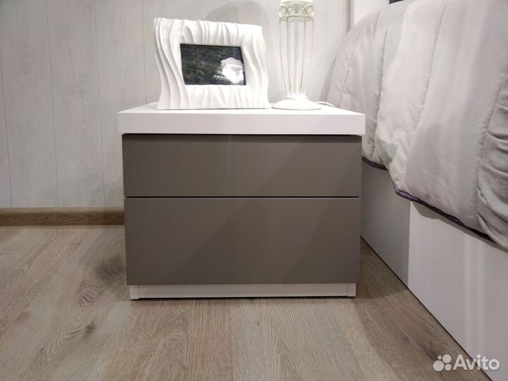 Тумба прикроватная