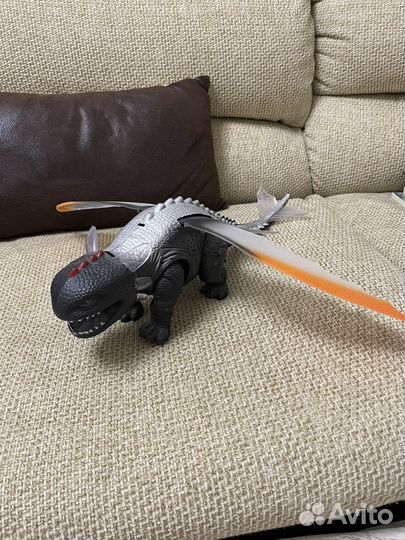 Дракон беззубик ходит свет звук