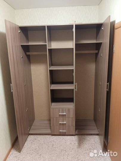 Шкаф распашной трехстворчатый 150 х 220 см