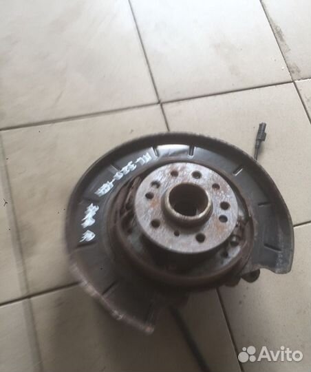 Mercedes w 164 ml 320 Кулак задний