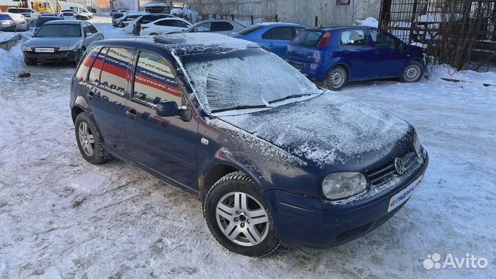 Вентилятор радиатора Volkswagen Golf (Mk4) 1J0121207T