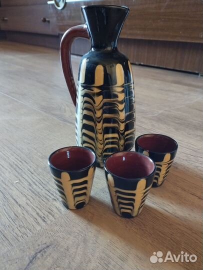 Керамический кувшин и рюмки