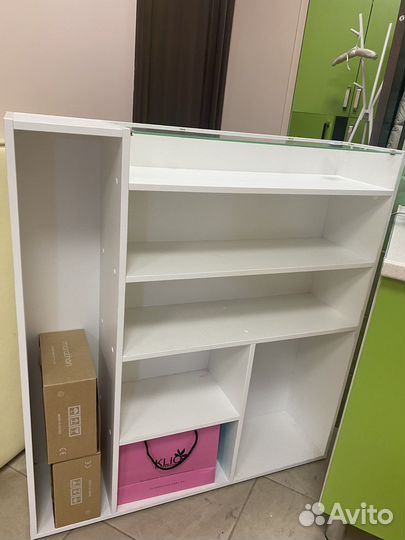 Стойка стелаж администратора для салона студии